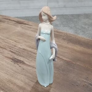 Lladro Vestido De Noche Ingenue 9 1/2"  Glossy Porceline Figurine NWT 5487